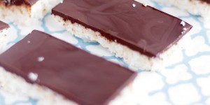 Beitragsbild des Blogbeitrags Easy & Yummy: Kokosriegel mit Schokolade – Bounty selbst gemacht und zuckerfrei 