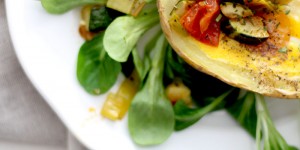 Beitragsbild des Blogbeitrags Eat Seasonal: Gebackene Kartoffeleier mit Feldsalat