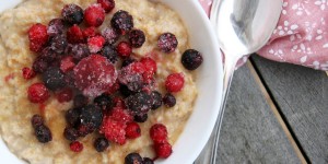 Beitragsbild des Blogbeitrags Gastpost: Rezept – Vanille Porridge mit Beeren 