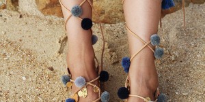 Beitragsbild des Blogbeitrags Do It Yourself: Pom Pom Sandalen mit Etsy