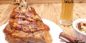 Beitragsbild des Blogbeitrags Die perfekte Schweinshaxn mit lauwarmem Krautsalat 