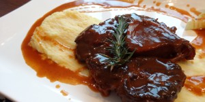 Beitragsbild des Blogbeitrags Ossobuco mit Sellerie-Kartoffelpüree und Kohlrabigemüse 