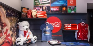 Beitragsbild des Blogbeitrags Coca-Cola Weihnachts Pop Up Store in Wien