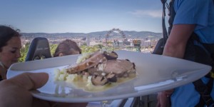 Beitragsbild des Blogbeitrags Dinner in the Sky in Wien 2017