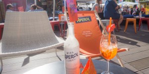 Beitragsbild des Blogbeitrags Riva Aperol Bar – italienische Aperitivo-Urlaubsstimmung am Rathausplatz 