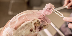 Beitragsbild des Blogbeitrags Die besten Geschäfte für Osterschinken in Wien