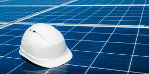 Beitragsbild des Blogbeitrags Was muss man bei der Installation einer Solaranlage auf einem Flachdach beachten?