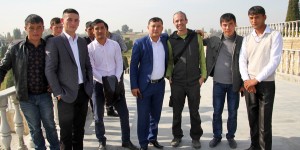 Beitragsbild des Blogbeitrags Usbekistan: Seidenstoffe und heiraten im Ferganatal 