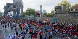 Beitragsbild des Blogbeitrags [VIDEO] Dramatisch: Spitzenläuferin des London-Marathons rettet sich krabbelnd ins Ziel 