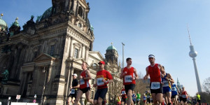 Beitragsbild des Blogbeitrags Berliner Halbmarathon 2021: Jagd nach neuen Rekorden [+ Favoriten & Termin] 