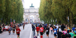 Beitragsbild des Blogbeitrags Kurioser Vorfall bei München Marathon: Siegerin musste nach dem Ziel weiter laufen