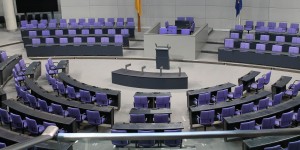 Beitragsbild des Blogbeitrags Regierungsumbildungen im Vergleich, am Beispiel der Regierungen Merkel II, Merkel III, Faymann I und Faymann II