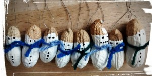 Beitragsbild des Blogbeitrags Erdnussanhänger – carry on Weihnachtsbasteln
