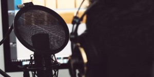 Beitragsbild des Blogbeitrags Podcast Technik: Tipps für Einsteiger und ambitionierte Podcaster