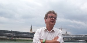 Beitragsbild des Blogbeitrags Eine schwarz-blaue Regierung wird mit Sicherheit bei uns nirgendwo eine Zustimmung haben – Rudi Anschober #walmanach #ooe15