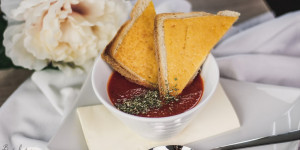 Beitragsbild des Blogbeitrags #easygoingdish | einfache Tomaten Paprika Suppe 