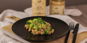 Beitragsbild des Blogbeitrags #easygoingdish | Reispfanne mit Brokkoli und Kichererbsen