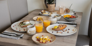 Beitragsbild des Blogbeitrags am Frühstückstisch mit Maison en Vogue