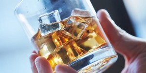 Beitragsbild des Blogbeitrags Tabletten, Alkohol, Opiate: Sucht und Abhängigkeit am Arbeitsplatz