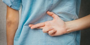 Beitragsbild des Blogbeitrags Wahrheit verschweigen: Die verlockende Alternative zur Lüge?