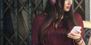 Beitragsbild des Blogbeitrags Rapper, Erfolgsrezepte & Gehirne: Fünf gute Podcasts für jeden Tag