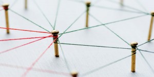 Beitragsbild des Blogbeitrags #FünfAmFreitag: Beziehungen im Job verbessern 