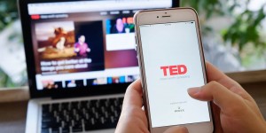 Beitragsbild des Blogbeitrags #FünfAmFreitag: TED-Talks für mehr Zufriedenheit und Selbstbestimmung 
