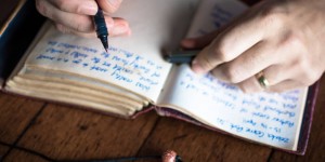 Beitragsbild des Blogbeitrags Journaling: Diese Schreibübungen verschaffen dir Klarheit
