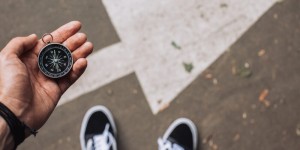 Beitragsbild des Blogbeitrags Lesestoff zum Wochenende: Ein Kompass für stürmische Zeiten