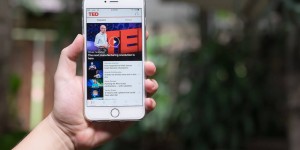 Beitragsbild des Blogbeitrags Multitasking, Jobglück & Büro-Romanzen: 5 TED Talks zum Thema „Arbeit“