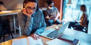 Beitragsbild des Blogbeitrags Bummeln war gestern: 5 Tipps für optimales Zeitmanagement als Student 