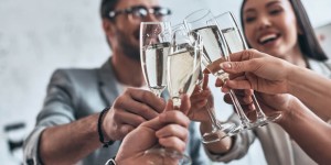 Beitragsbild des Blogbeitrags Auf uns! 6 Gründe für Firmenfeiern