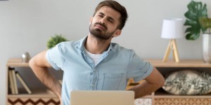 Beitragsbild des Blogbeitrags Rückenschmerzen im Büro: Wer lungert, der leidet!