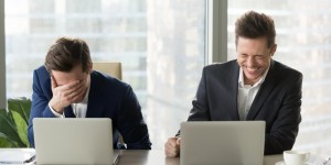 Beitragsbild des Blogbeitrags Lesestoff zum Wochenende: Managementfehler? Nimms mit Humor!