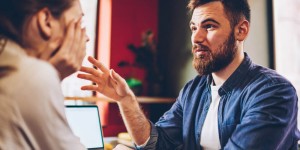 Beitragsbild des Blogbeitrags Tacheles sprechen mit Takt: Wie man Konflikte löst, ohne andere zu verletzen