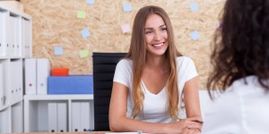 Beitragsbild des Blogbeitrags Bewerbungsgespräch im Sommer: Der perfekte Hitze-Dresscode