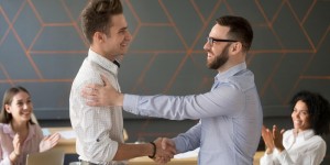 Beitragsbild des Blogbeitrags „Mitarbeiter des Monats“ und Co.: Wie sinnvoll sind Rankings und Auszeichnungen?