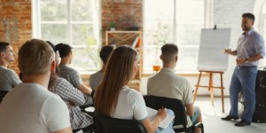 Beitragsbild des Blogbeitrags Marketing und Vertrieb: In welchen Bereichen sich Weiterbildung lohnt