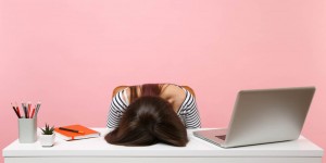 Beitragsbild des Blogbeitrags Arbeiten trotz Schlafmangel? Tipps gegen Müdigkeit und ein Selbstexperiment