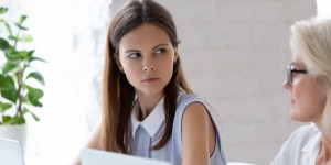 Beitragsbild des Blogbeitrags Gibts bei euch Generationenkonflikte? Kolleginnen aus vier Jahrzehnten im Gespräch – Teil 1