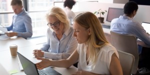 Beitragsbild des Blogbeitrags Wie löst man Generationenkonflikte? Kolleginnen aus vier Jahrzehnten im Gespräch – Teil 2