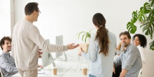 Beitragsbild des Blogbeitrags Onboarding-Checkliste: So professionell erleichtert man neuen Mitarbeitern den Start