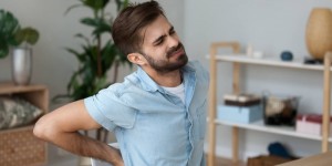 Beitragsbild des Blogbeitrags Schädliche Schreibtischarbeit: Warum langes Sitzen so ungesund ist