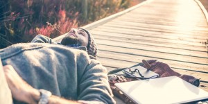 Beitragsbild des Blogbeitrags Achtsamkeit: Was ständiges Bewerten mit unserem Stresslevel macht
