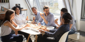 Beitragsbild des Blogbeitrags Mitarbeiterbindung: 7 Faktoren, warum Arbeitnehmer*innen bleiben