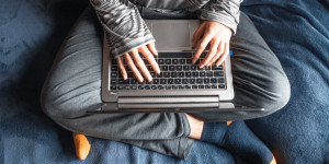 Beitragsbild des Blogbeitrags Raus aus dem Pyjama! Der richtige Dresscode im Homeoffice