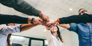 Beitragsbild des Blogbeitrags Dezentrale Mitarbeiterführung: Erwachsene Menschen brauchen keine Leader