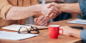 Beitragsbild des Blogbeitrags Geld, flexibles Arbeiten, Weiterbildung: Was motiviert im Vertrieb wirklich? 