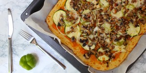Beitragsbild des Blogbeitrags Selbstgemachte Pizza aus Karfiolteig und mit Kürbispesto 