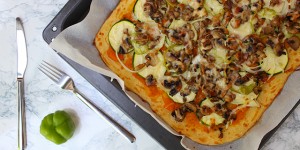 Beitragsbild des Blogbeitrags Selbstgemachte Pizza aus Karfiolteig und mit Kürbispesto